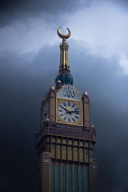 A clock tower with the time of three on ... | Premium Photo #Freepik #photo #umra #haram #nabawi #madina Stay Halal, Vector Robot, Photo Clock, 3d City, Mansion Interior, Interior Photo, Clock Tower, Makkah, Vector Photo