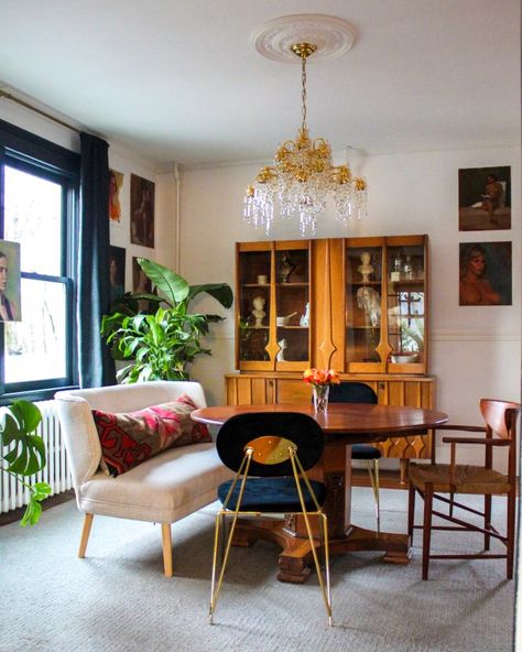 Mixed Dining Chairs, Mismatched Chairs, Eclectic Dining Room, Eclectic Dining, Vintage Dining Room, Dining Nook, Dining Room Inspiration, Dining Room Ideas, Renter Friendly