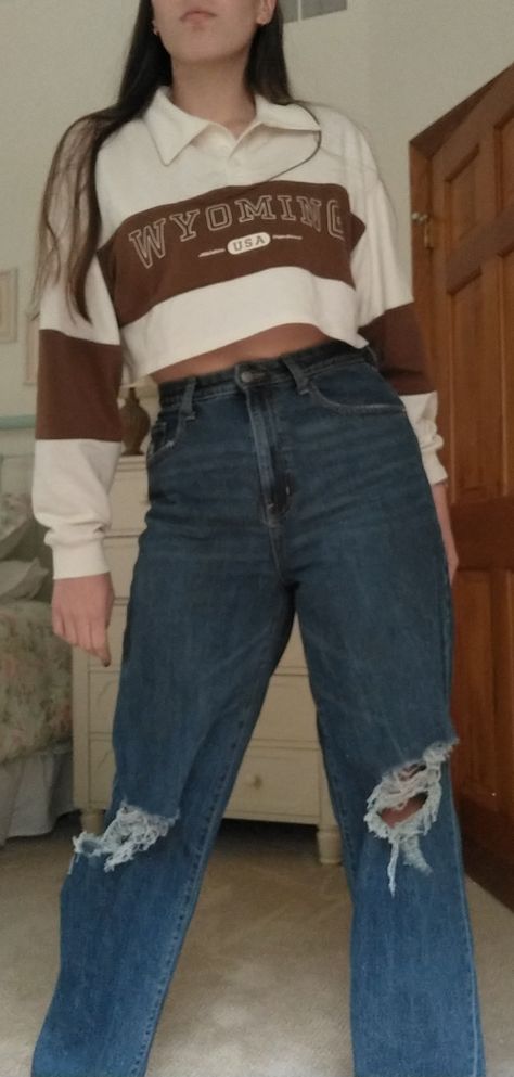 Casual fall outfits brown, high waisted ripped jeans, crop top Dark Ripped Jeans Outfit, Mom Jeans With Crop Top, Brown Crop Top Outfit, Dark Ripped Jeans, Fall Outfits Brown, Jeans Crop Top, High Waisted Ripped Jeans, Ripped Jeans Outfit, Blue Jean Outfits