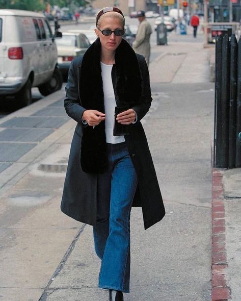 New York It Girl, 90s Minimalism Fashion, Carolyn Bessette, Minimalist Winter, Work Outfit Office, New York Fall, Cold Weather Fashion, Style Crush, Fashion And Style