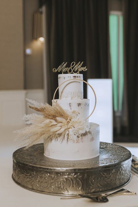 Neutral Boho Wedding Decor, Boho Cake Wedding, Wedding Cake Boheme, Pampas Wedding Cake, Wedding Cake With Pampas, Cake With Pampas, Pampas Grass Wedding Cake, Simple Boho Wedding Cake, Neutral Wedding Cake