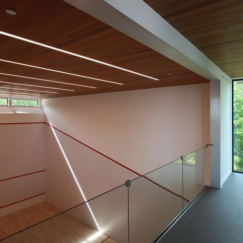 RES4 Modern Hamptons Beach Home Addition Includes a Squash Court with Cedar Ceilings and Linear Recessed Lights. Sport Facility, Teja Reddy, Squash Game, Squash Club, Squash Court, Modern Hamptons, Home Gym Inspiration, New York Projects, Hamptons Beach