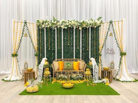 Wedding Mehndi Decoration Ideas, Mehndi Mandap Decoration, Mehndi Decoration Ideas Outdoor, Pakistani Wedding Decoration Mehndi, Traditional Mehendi Decor, Henna Night Backdrop, Mehndi Backdrop Decor, Mehendi Decor Simple, Mehndi Stage Design