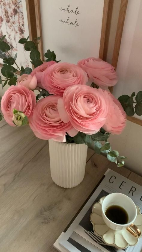 Pin auf FLOWERGRAM Boquette Flowers, Flowers Bouquet Gift, Nothing But Flowers, Flower Therapy, Beautiful Bouquet Of Flowers, Luxury Flowers, Table Flowers, Ranunculus, Flower Lover