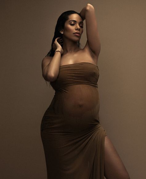 NYC and Miami maternity photography by Lola Melani -53 Lola Melani, Maternity Silhouette, Maternity Photography Poses Pregnancy Pics, Maternity Photoshoot Outfits, Wet Dress, Maternity Studio, Beautiful Pregnancy, Pregnant Celebrities, Maternity Photography Poses