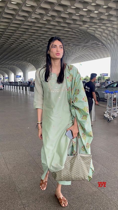 Athiya Shetty Outfit, Athiya Shetty Indian Wear, Kurtis Style, Kasu Mala, Simple Kurta, Athiya Shetty, Poses Women, Wedding List, Kriti Sanon