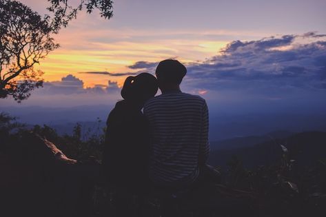 Two lovers in silhouette at sunset backg... | Premium Photo Landscape Couple Photos, Couple Landscape, Romantic Landscape, Two Lovers, Cupple Pictures, Love Feeling Images, People Hugging, Hd Landscape, Romantic Background