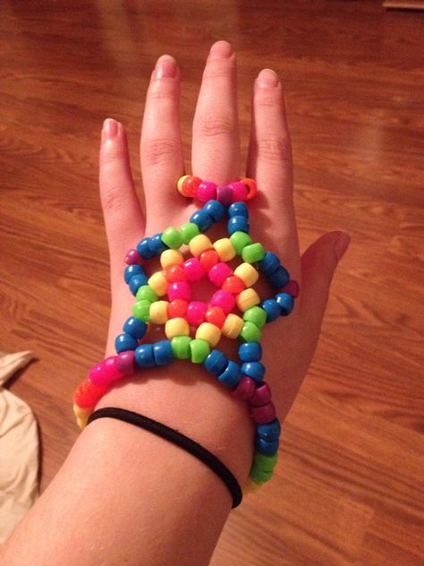 My kandi hand star Kandi Star Glove Tutorial, Kandi Star Glove, Kandi Star Ideas, Kandi Templates, Preppy Beads, Kandi Star, Kandi Crafts, Pulseras Kandi, Kandi Beads