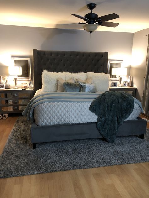 Black White And Silver Bedroom, House Bed Decor, Couple Room Ideas, Simple Bed Design, Bedroom Wall Decor Ideas, Girl Apartment Decor, Bed Design Ideas, Apartment Decorating Living, Luxury Room Bedroom