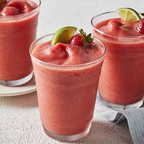 Pregnant Summer, Strawberry Margaritas, Strawberry Margarita Recipe, Strawberry Drink, Frozen Drink Recipes, Virgin Drinks, Daiquiri Recipe, Frozen Cocktail, Disney Dinner