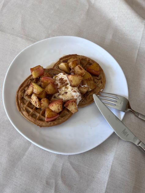 Fall Morning Breakfast, Nutritious Breakfast Aesthetic, Fall Breakfast Ideas Aesthetic, Healthy Fall Aesthetic, Autumn Breakfast Ideas, Fall Breakfast Aesthetic, Autumn Breakfast Aesthetic, Breakfast Autumn, Fall Breakfast Ideas