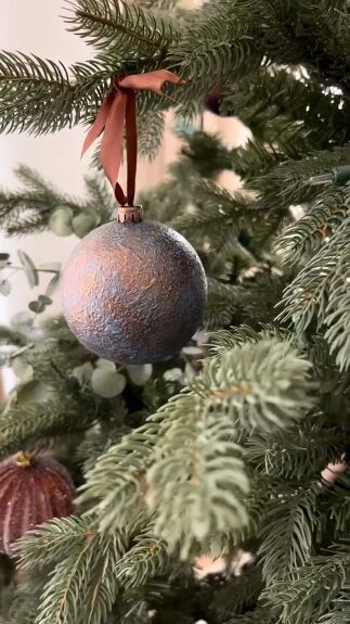 73+ DIY Christmas Ornaments That Are Super-Easy to Make | Hometalk Glass Ornament Crafts, Diy Vintage Ornaments, Tie Ornaments, Christmas Tree Dyi, Iron Ornaments, 2023 Christmas Tree, Christmas Craft Diy, Christmas Ornament Diy, Mercury Glass Diy