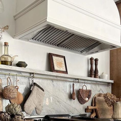 MMI Design on Instagram: "My Weekend Inspiration! #weekendinspo 
#slabshelf #kitchenshelf 

With my inspo post today, I am including a photo of my kitchen. We installed a shelf over the range hood, and it has made all the difference. It is great when you are cooking, and it holds my things that truly make me happy in a kitchen - art, bowls, grinders, utensils, and oils. What do you love to display in your kitchen?

Pic 1: Design and 📷 by: @brepurposed 

Pic 2 and 3: Design and 📷 by: @carlaypage

Pic 4: Design @blakesldn 📷 by: @82mmphotography Styling @kerri.lipsitz

Pic 5: Design @duststory 📷 by: @inigo.house Kitchen build @plainenglishdesign

Pic 6: Design @mmi_design 📷 by: @kerrykirkphoto Styling @curiousdetails
____________________________________⁠
👉⁠
Follow @mmi_design for more i Over Oven Decor, Over The Range Hood, Kitchen Mantle, Kitchen Hood Design, Kitchen Cooktop, Stove Backsplash, Marble Shelf, Beach House Kitchens, Art Bowls