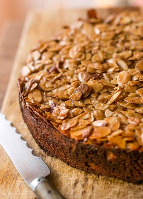 Caramelized Almond Cake - moist cake topped with crunchy salted almonds! Almond Caramel Cake, Swedish Almond Cake Recipe, Best Ever Cake, Caramelized Almonds, Almond Torte, Almond Caramel, Almond Tart, Asian Cake, Almond Cake Recipe