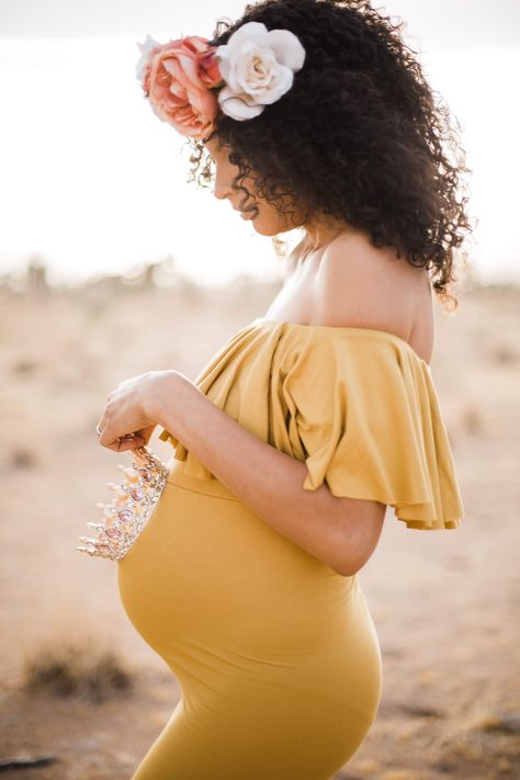 Curly Hair Maternity Pictures, Hair Maternity Pictures, Flower Maternity Shoot, In Love Photos, Woman Reference, Family Maternity Pictures, Maternity Studio, Maternity Ideas, Newborn Family Photos