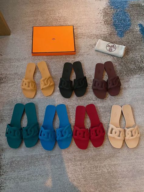 Hermes Sandals, Rubber Slippers, Shoes Stylish, Flat Slippers, Professional Shoes, Sandals Collection, Cowboy Outfits, Hermes Shoes, Hype Shoes