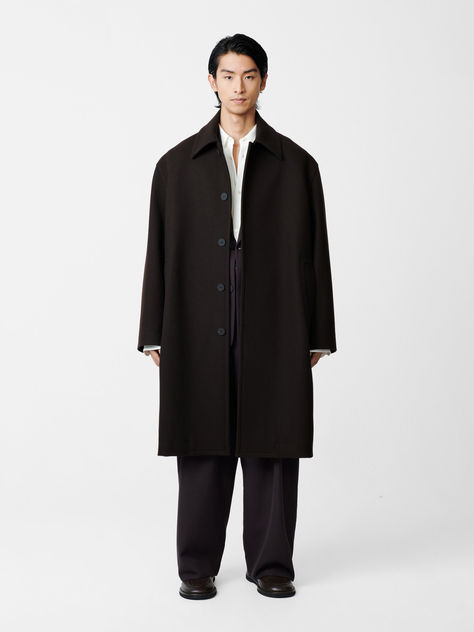 A key style from our AW24 collection, our new Cover Coat in Espresso has been tailored to last a lifetime. Cut from a warm wool blend that hangs beautifully from the frame, it has a boxy, oversized fit and minimal detailing. Mens Wool Trench Coat, Black Coat Men, Oversized Wool Coat, Black Winter Coat, Studio Nicholson, Wool Trench Coat, Mens Outerwear, Men's Style, Black Coat