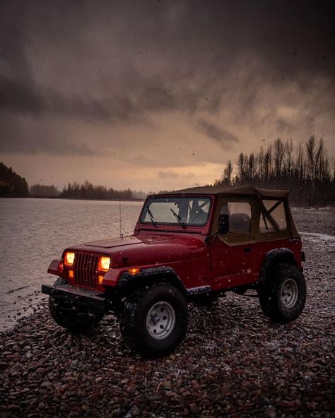 1993 Jeep Wrangler Yj, 90s Jeep Wrangler, Old Jeeps Vintage, Jeep Islander, Mahindra Jeep, Jeep Gear, Red Jeep, Vintage Jeep, Jeep Yj