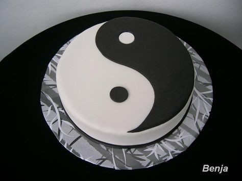 Yin-Yang (Cake!) cakecentral com Karate Cake, Asian Cake, 21st Cake, Tiny Cakes, Just Cakes, Birthday Supplies, Cake Designs Birthday, Cute Desserts, Ying Yang