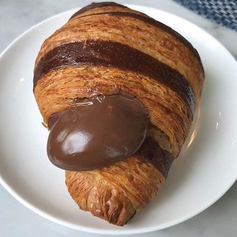 Nutella Croissant. This baby is exploding with tons of happiness. Via @joannasable and made by @colettetoronto Nutella Croissant, Foodie Photography, Around The World Food, Chocolate Croissant, Food Sweet, Scrumptious Desserts, Food Goals, Yummy Eats, Cold Meals