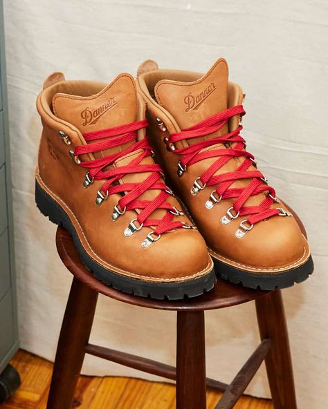 A pair of tan leather Danner hiking work boots on a wooden stool. This image was included in the article: The Most Comfortable Work Boots Known To Man, on MensFlair.com Danner Bull Run, Danner Hiking Boots, Hiking Boots For Men, Manly Style, Hiker Style, Danner Boots, Retro Backpack, Moc Toe Boots, Mens Hiking Boots