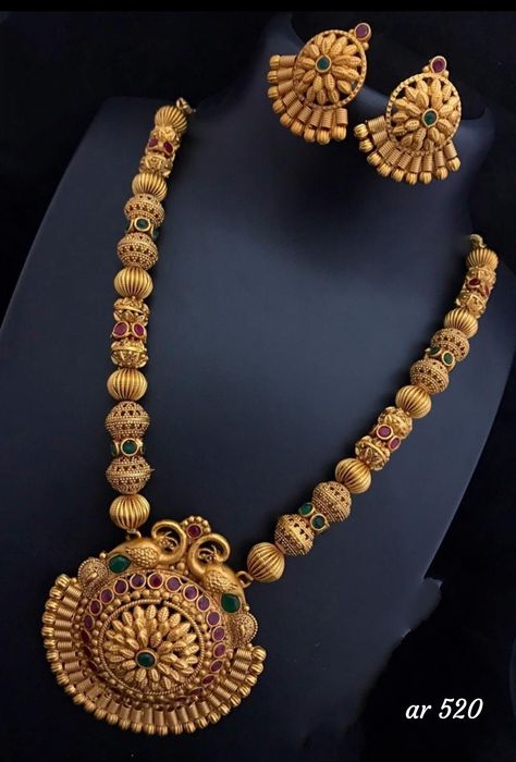 Saree Accessories, Neck Pieces Jewelry, Gold Necklace Indian Bridal Jewelry, Antique Bridal Jewelry, Gold Pendant Jewelry, Singapore Malaysia, Antique Gold Jewelry, Gold Bride Jewelry, Bangles Jewelry Designs