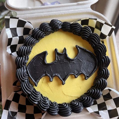 cute little Batman moment 🖤 . . Carrot cake bento 🎂 Vanilla buttercream | Instagram Batman Cake Aesthetic, Buttercream Batman Cake, Batman Cake Buttercream, Batman Themed Cake, Batman Bento Cake, Dc Cake Ideas, Batman Birthday Cake Ideas, Diy Batman Gifts, Batman Mini Cake