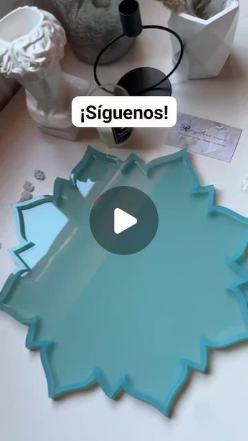 Emprende Hoy con el Arte de la Resina on Instagram: "Únete nuestra Comunidad para aprender todo sobre Resina Epoxi 🤩 Síguenos para más TIPS y aprendas desde casa🤗   Créditos TikTok rozalina.resin  #resina #resinas #resinart #arte #epoxy #resinacraft #cursoderesina #manualidad #viral #emprendimiento #negocio #parati #fyp #ingresosonline" Unique Resin Ideas, Resina Epoxi Ideas, Resin Crafts Tutorial, Resin Ideas, Epoxy Resin Art, Resin Crafts, Resin Art, Placemats, Projects To Try