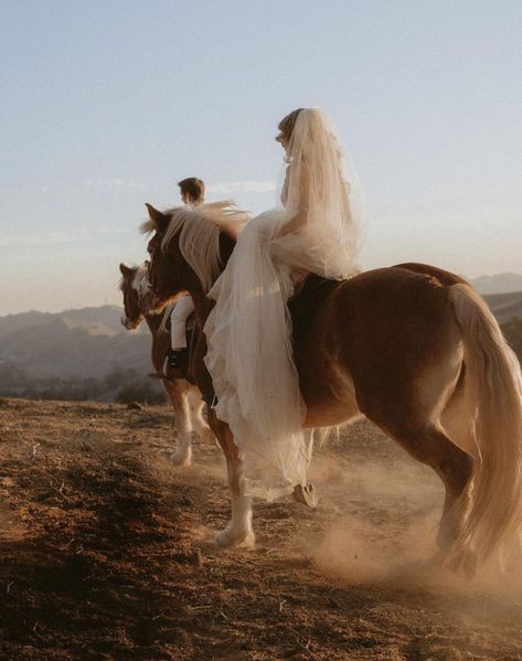 western wedding Romantic Western Wedding, Horses Wedding, November Wedding Photography, Cowboy Wedding Aesthetic, Western Cowboy Wedding, Wedding Horses, Vintage Western Wedding Aesthetic, Country Glam Wedding, Vintage Country Wedding