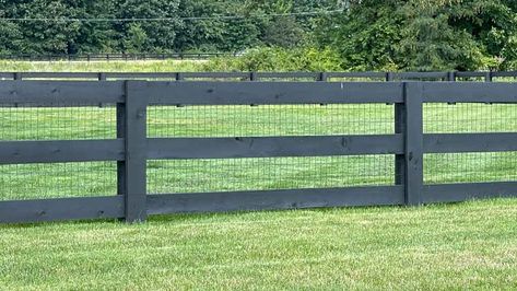 Wood and Wire Fence Design and Options - Fence Resource Fence With Wire, Wire And Wood Fence, Wire Fence Panels, Farm Gates Entrance, Wood Picket Fence, Shade Landscaping, Wood Privacy Fence, Wire Mesh Fence, Fence Designs