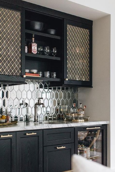 Black wet bar features mirrored picket backsplash tiles under brass grill cabinets and three center shelves. Black Glass Backsplash Kitchen, Wet Bar Modern, Picket Backsplash, Bar Layout, Bar Backsplash, Bar Modern, Oak Bar, Home Wet Bar, Home Bar Areas