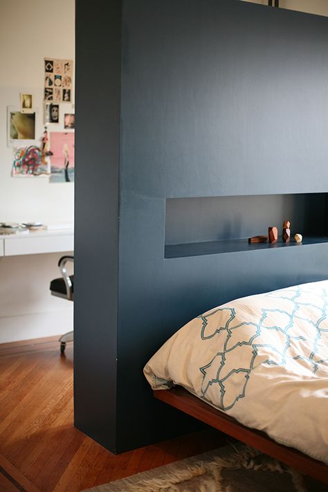 Headboard as room divider between bedroom and office space (rear of headboard functions as a bookcase) Headboard Ideas Diy, Divider Headboard, Chinese Room Divider, Wall Behind Bed, Fake Walls, Room Divider Headboard, Temporary Room Dividers, Closet Ikea, Metal Room Divider