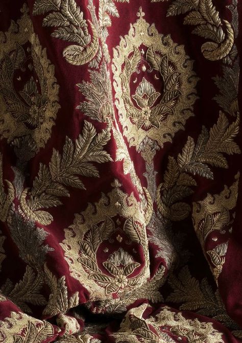 Genya Safin, Gryffindor Aesthetic, Lizzie Hearts, Catherine Of Aragon, Royal Aesthetic, Embroidered Fabric, Aragon, Ever After High, Gold Threads