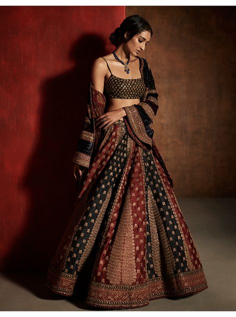 ethnic lehanga bridal party wear Black Lehenga, Indian Outfits Lehenga, Nikkah Dress, Wedding Lehenga Designs, Indian Bride Outfits, Lehnga Dress, Ritu Kumar, Traditional Indian Dress, Indian Dresses Traditional