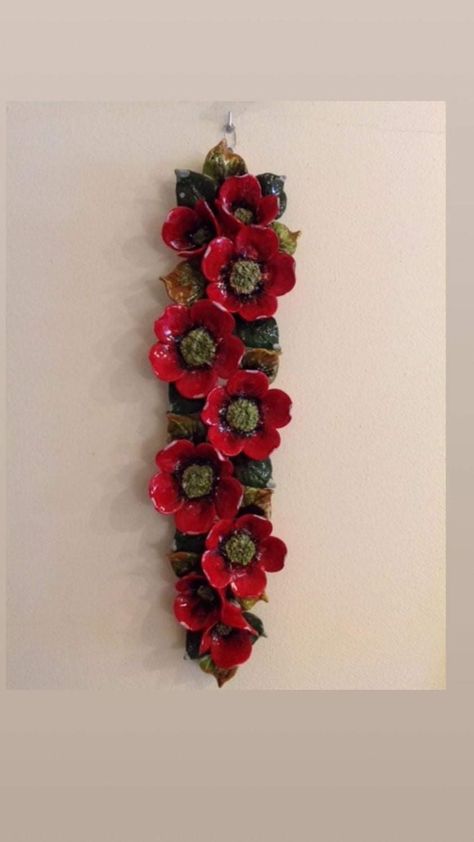 Unusual Clay Ideas, Clay Flowers Wall Hanging, Ceramic Wall Flowers Decor, Ceramic 3d Flowers, 3d Clay Mural Art Flowers, Ceramic Wall Flowers, Flower Vase Crafts, Handmade Wall Hanging, Clay Wall Art