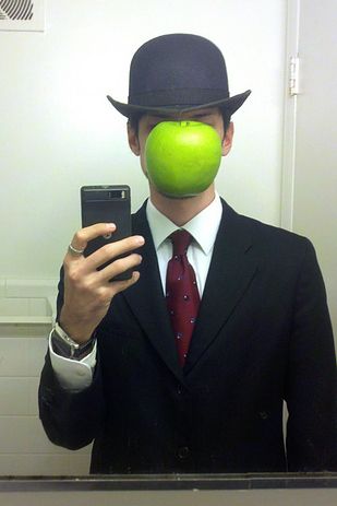 Rene Magritte’s “Son of Man” | 17 Brilliant Art History-Inspired Halloween Costumes Unusual Halloween Costumes, Magritte Son Of Man, Free Halloween Costumes, Costumes Faciles, Halloween Costumes You Can Make, Nail Art Halloween, Clever Halloween, Son Of Man, Clever Halloween Costumes