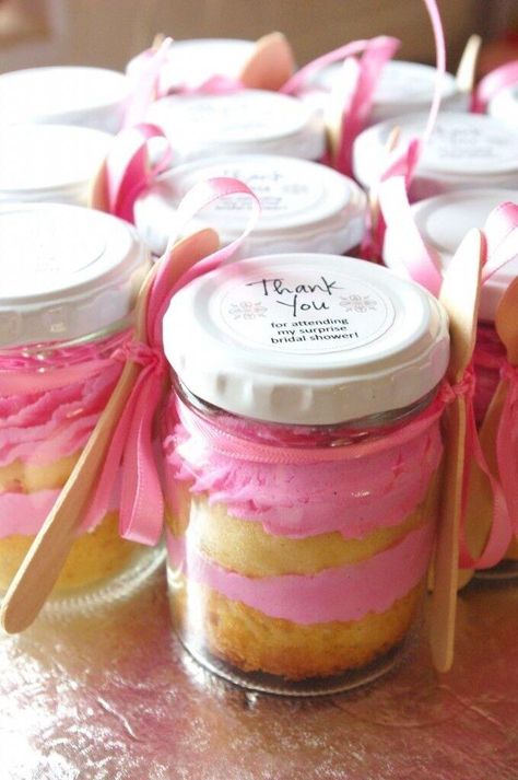 Cupcake in a jar! Cupcake Jars, Buttercreme Frosting, Jar Desserts, Cupcake In A Jar, Cake In A Jar, Dessert In A Jar, Easy Cupcakes, Valentine Cake, Valentine Projects