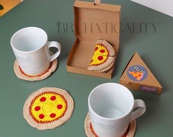 Fun Crochet Coasters, Crochet Pizza, Confection Au Crochet, Pizza Boxes, Crochet Coaster Pattern, Iron On Fabric, Crochet Food, Pizza Pizza, Crochet Diy