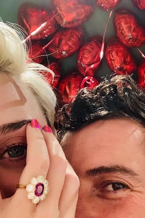 Katy Perry Pink, Engagement Rings Celebrities, Flower Shaped Engagement Ring, Katy Perry And Orlando Bloom, Elizabeth Gutierrez, Famous Engagement Rings, Tommy Mottola, Living La Dolce Vita, Pink Engagement