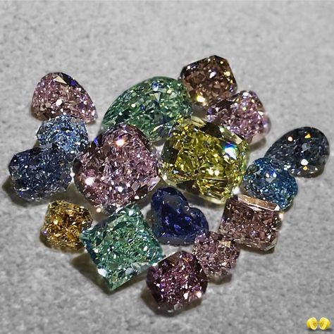 Marvellous selection of exquisite and rare green and blue diamonds with variations in their tone, hue and saturation from Novel’s… Beach Jewelry Diy, Blue Diamonds, Colour Stone, Fancy Yellow Diamond, Diamond Jewel, Shiny Things, Fancy Color Diamonds, Precious Gems, Dream Jewelry