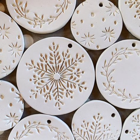 Ceramic Holiday Ornaments, Clay Winter Crafts, Air Drying Clay Crafts, Air Dry Clay Garland, Polymer Clay Christmas Tree Ornaments, Air Dry Christmas Ornaments, Air Dry Clay Decorations, Unique Clay Projects, Diy Ceramic Ornaments