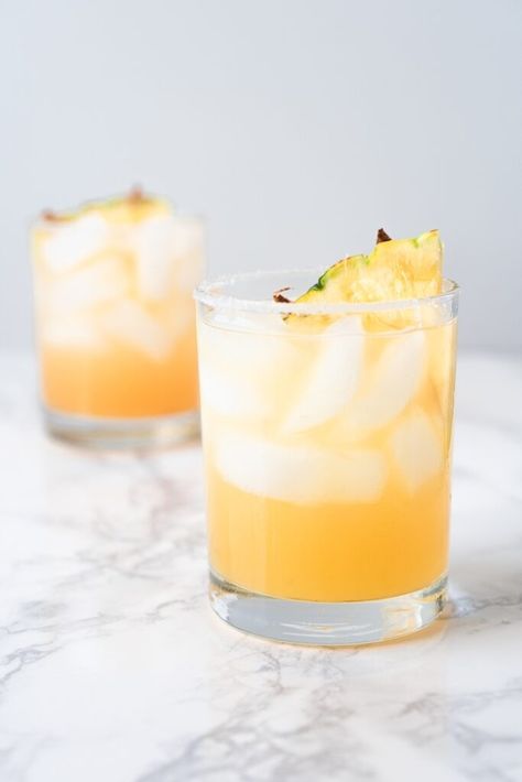 Pineapple Paloma, La Croix Cocktails, Grapefruit Paloma, Tequila Soda, Paloma Recipe, Low Calorie Cocktails, Light Cocktails, Low Carb Cocktails, Paloma Cocktail