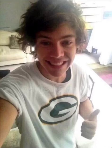 harry styles shirt selfie thumbs up Frat Boy Harry Styles, Harry Styles Selfie, Harry Styles Hair, Boyfriend Harry, Frat Boy Harry, Harry Styles 2013, Harry Styles Songs, Harry Styles Smile, Harry Styles Cute