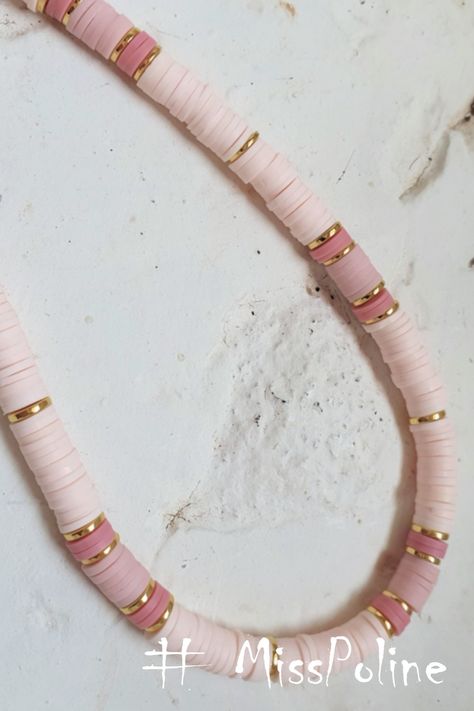 Lay Bead Bracelets, Heishi Necklace Aesthetic, Clay Bead Ideas Necklace, Summer Clay Bead Necklace, Clay Bead Bracelet Aesthetic, Flat Bead Necklace Ideas, Boho Clay Bead Bracelets, Shell Clay Bead Bracelet, Clay Bead Necklace Ideas