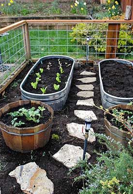 Raised Bed Gardening. I love this layout. The stones create a pathway through the garden. Climbing plants can be planted along the trellis. Flowers can be planted along the path. Herbs and veggies can be planted in the raised garden beds, and are protected from little critters eating them before you do! Side Yards, Recycled Garden, Have Inspiration, The Secret Garden, Ideas Garden, Garden Bed, Green Life, Veggie Garden, Lawn And Garden