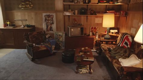 Mikes Basement Stranger Things, Wheeler House Stranger Things Inside, Mike Wheeler Basement, Season 1 Stranger Things Aesthetic, Stranger Things Basement, The Wheelers House Stranger Things, Wheelers House Stranger Things, Stranger Things Aesthetic Season 4, Stranger Things Locations