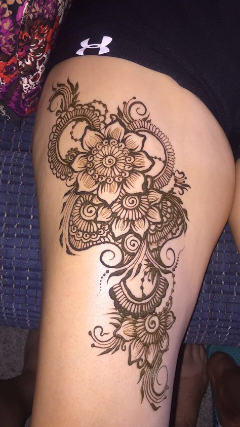 Henna Leg Tattoo, Leg Henna Designs, Thigh Henna, Henna Tattoo Stencils, Wedding Henna Designs, Henna Flower Designs, Leg Henna, Body Tattoo Design, Cute Henna Tattoos