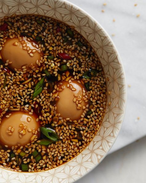 This is a traditional Korean recipe for mayak eggs. The word “mayak” means drugs as a nod to their deliciously addictive flavors! Korean Eggs, Mayak Eggs, Korean Breakfast, Soy Eggs, Korean Recipe, Homemade Cookbook, Protein Packed Snacks, Korean Street Food, Traditional Korean