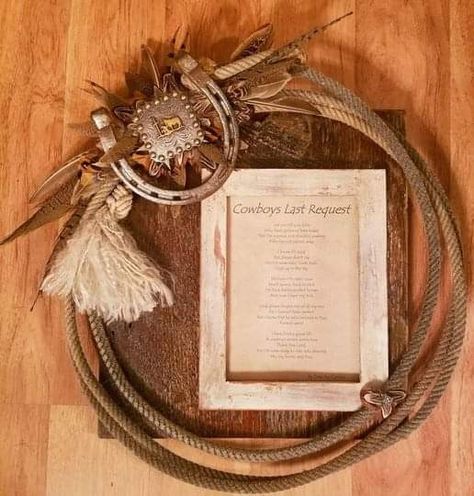 Cow Rope Wreath, Lasso Wall Decor, Lasso Rope Wreath, Horse Harness Decor Ideas, Western Crafts Diy, Rope Wreath Western, Lasso Wreath, Lariat Rope Crafts, Cactus Wreath