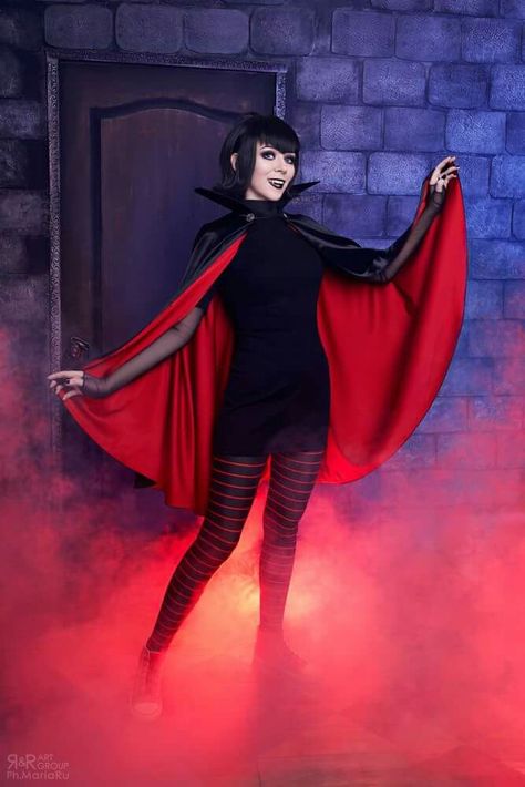 Vampire Halloween Costume Ideas, Dracula Costume, Mavis Hotel Transylvania, Mavis Dracula, Vampire Halloween Costume, Vampire Halloween, Wig Styling, Halloween Tattoo, Hotel Transylvania